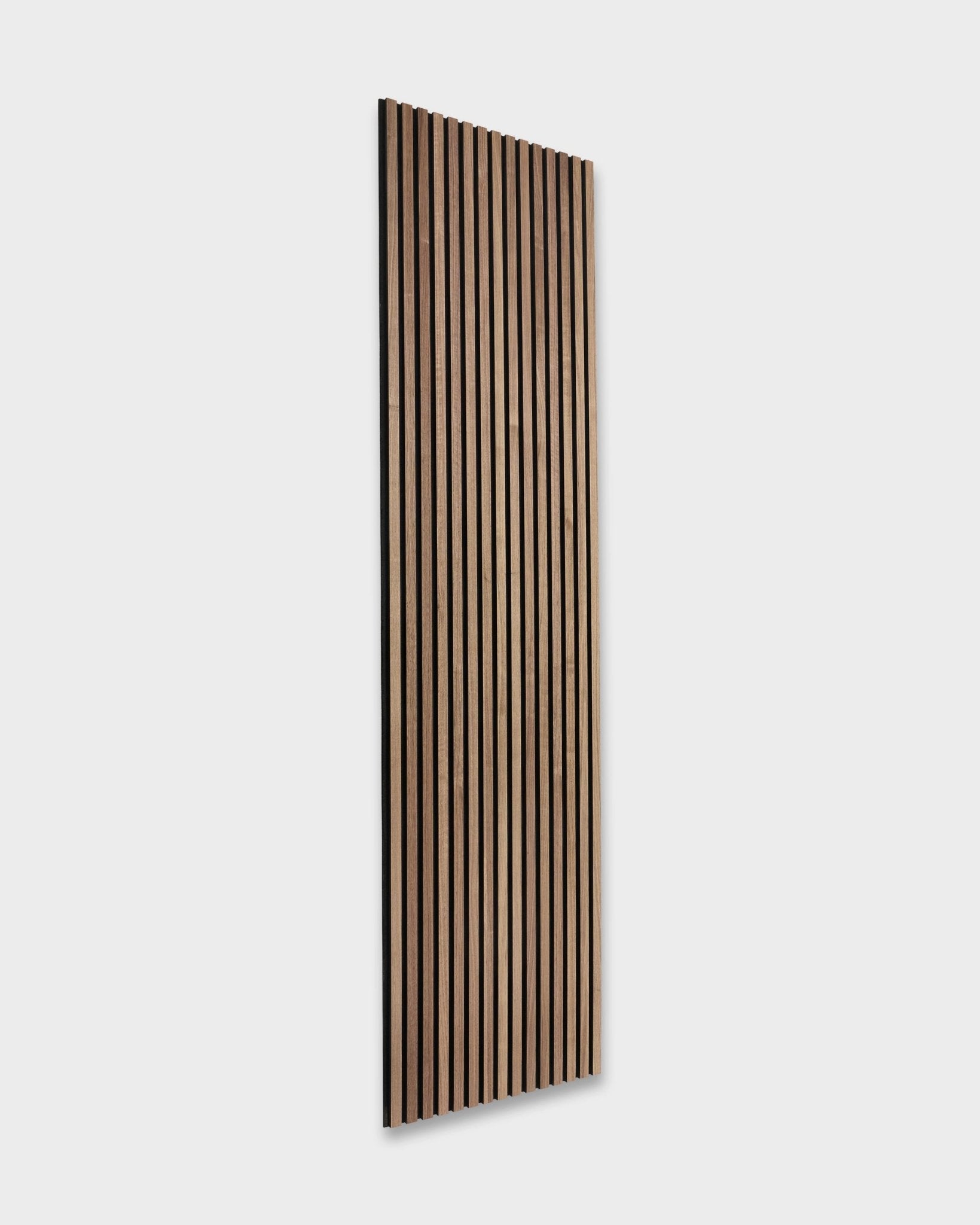 WoodUpp Original Akupanel in Walnut (240x60cm) heeft donkere brown akoestische latten, gemonteerd op een lichte grey wand, in een Scandinavisch geïnspireerd Nordic design.